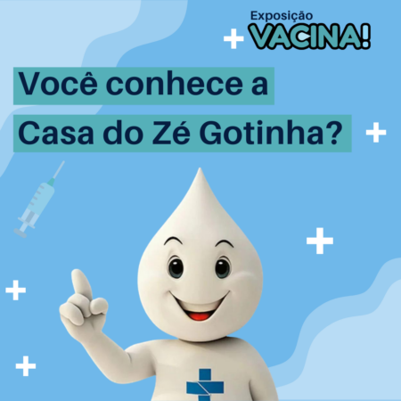 #Pracegover: Imagem com um fundo azul claro. Na parte central superior, está escrito "Exposição Vacina!" na cor verde-água. Na parte central da imagem, sob um fundo verde, e com letras na cor azul, está escrito "Você conhece a Casa do Zé Gotinha?". Na parte inferior, há a figura do Zé Gotinha com o dedo indicador direto apontando para cima.