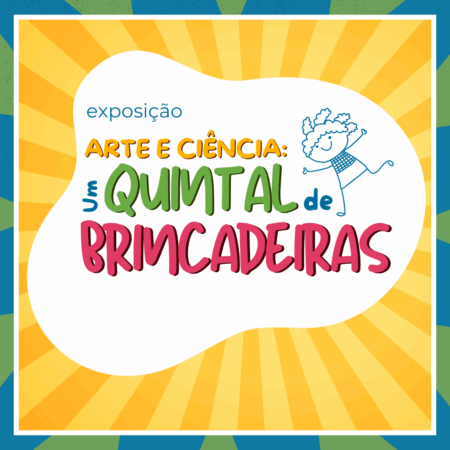 Imagem com fundo colorido, em tons de amarelo, azul e verde, com raios de sol estilizados. No centro, sobre uma área branca ondulada, está escrito: “Exposição Arte e Ciência: Um Quintal de Brincadeiras”. Ao lado do texto, há uma ilustração simples de uma criança sorridente, com cabelo crespo e braços abertos, em movimento de brincadeira.