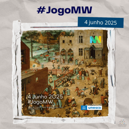 Cartaz da Museum Week 2025. Em destaque no topo está a hashtag #JogoMW em letras grandes e azul-escuro. A data "4 junho 2025" aparece em uma faixa azul no canto superior direito. Ao centro, está a pintura “Jogos de Crianças”, de Pieter Bruegel, o Velho, feita em 1560, mostrando dezenas de crianças brincando ao ar livre, em um espaço urbano com casas e construções medievais. Elas realizam diferentes brincadeiras: pular corda, andar de perna de pau, rolar no chão, carregar objetos e formar rodas. Sobre a imagem, à direita, há o logotipo da Museum Week. No canto inferior direito, está o logotipo da UNESCO, com a frase: “com o apoio da UNESCO”. No canto inferior esquerdo, lê-se: “4 Junho 2025 — #JogoMW”. Abaixo, o crédito da obra: "Jogos de Crianças", Pieter Bruegel, o Velho, 1560. Domínio Público. Fora da imagem, à direita está a logo da Casa da Ciência da UFRJ. fim da audiodescrição.