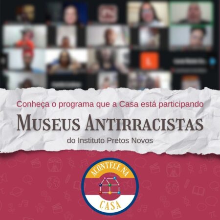 A imagem está dividida em duas partes. Na parte superior, aparece uma captura de tela de uma videoconferência com a imagem desfocada, com várias pessoas reunidas em janelas do aplicativo, algumas sorrindo e outras olhando para a câmera. Na parte inferior, sobre um fundo vermelho com ícones de ciência e cultura em marca d’água, há um retângulo branco com textura amassada, onde se lê: “Conheça o programa que a Casa está participando Museus Antirracistas do Instituto Pretos Novos”. Abaixo, está o selo colorido do projeto “Acontece na Casa”, com o logotipo da Casa da Ciência – UFRJ. Fim da audiodescrição.