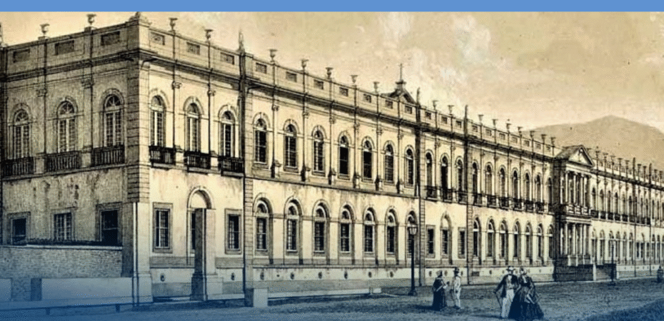 Card comemorativo dos 105 anos da UFRJ. Na parte superior, sobre fundo azul escuro, está escrito: “Mergulhe em um pouquinho do que foram esses 105 anos de história!”. À esquerda aparece o logotipo da UFRJ e o selo “1920–2025 | 105 anos – História que inspira, futuro que transforma”. Abaixo, ocupa grande parte da imagem uma ilustração antiga em tom sépia da fachada do histórico prédio da universidade, com pessoas caminhando em frente. Na parte inferior central, sobre fundo azul, está o logotipo da Casa da Ciência da UFRJ. Fim da audiodescrição