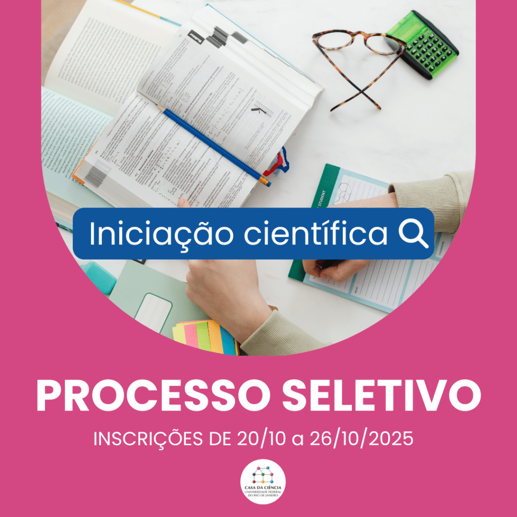 Card com fundo rosa e formato arredondado nas bordas superiores. No centro, há uma foto de uma mesa com livros abertos, caderno, caneta, calculadora e óculos. Na parte superior da imagem, uma faixa azul com o texto “Iniciação científica” e o ícone de lupa. Abaixo, em letras grandes brancas, lê-se “PROCESSO SELETIVO”. Logo abaixo, o texto: “Inscrições de 20/10 a 26/10/2025”. Na parte inferior, está o logotipo da Casa da Ciência da UFRJ. Fim da audiodescrição.